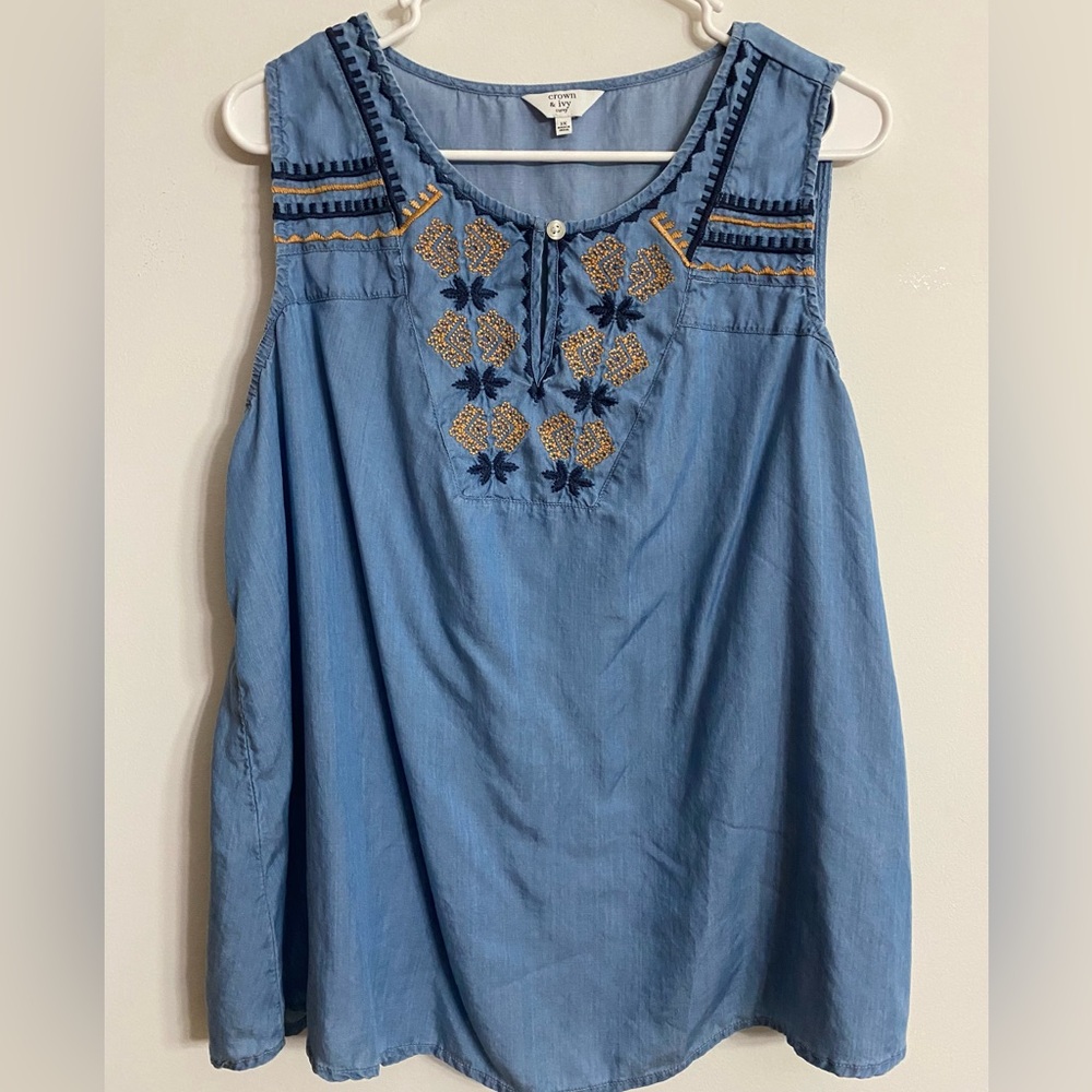 Crown & Ivy Curvy 2x Embroidered Sleeveless Chambray Keyhole Top, Like New Plus